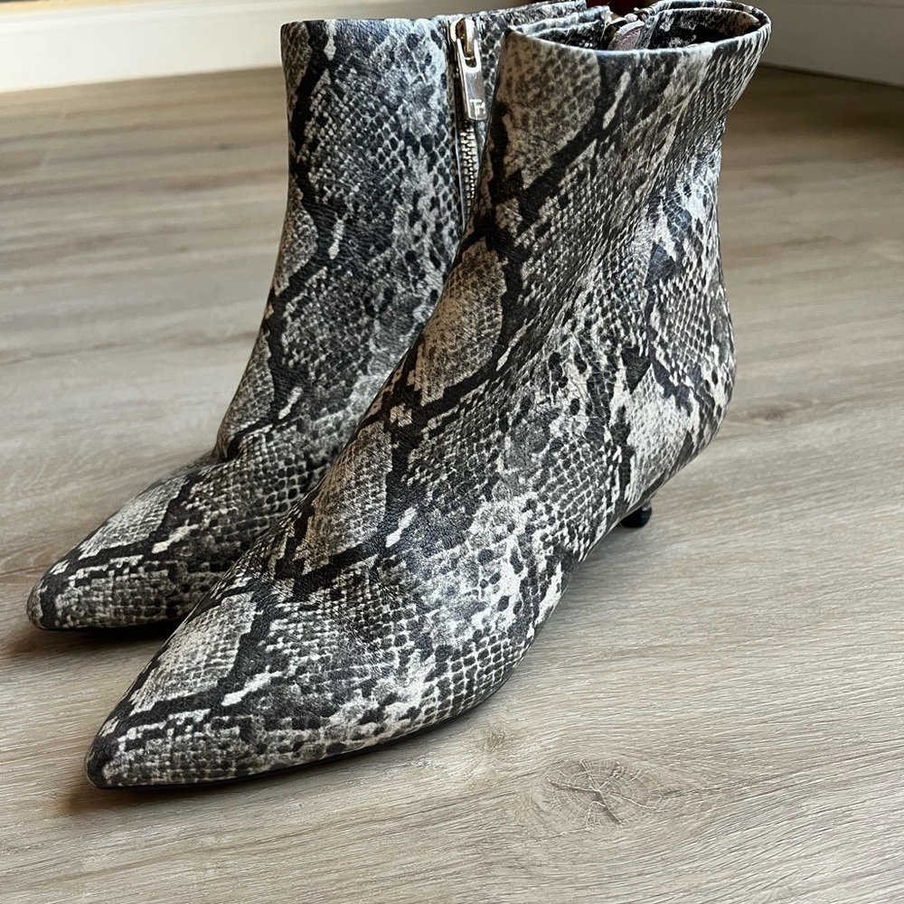 TARYN ROSE NELLIE SNAKE LEATHER ANKLE BOOT SZ 6.5